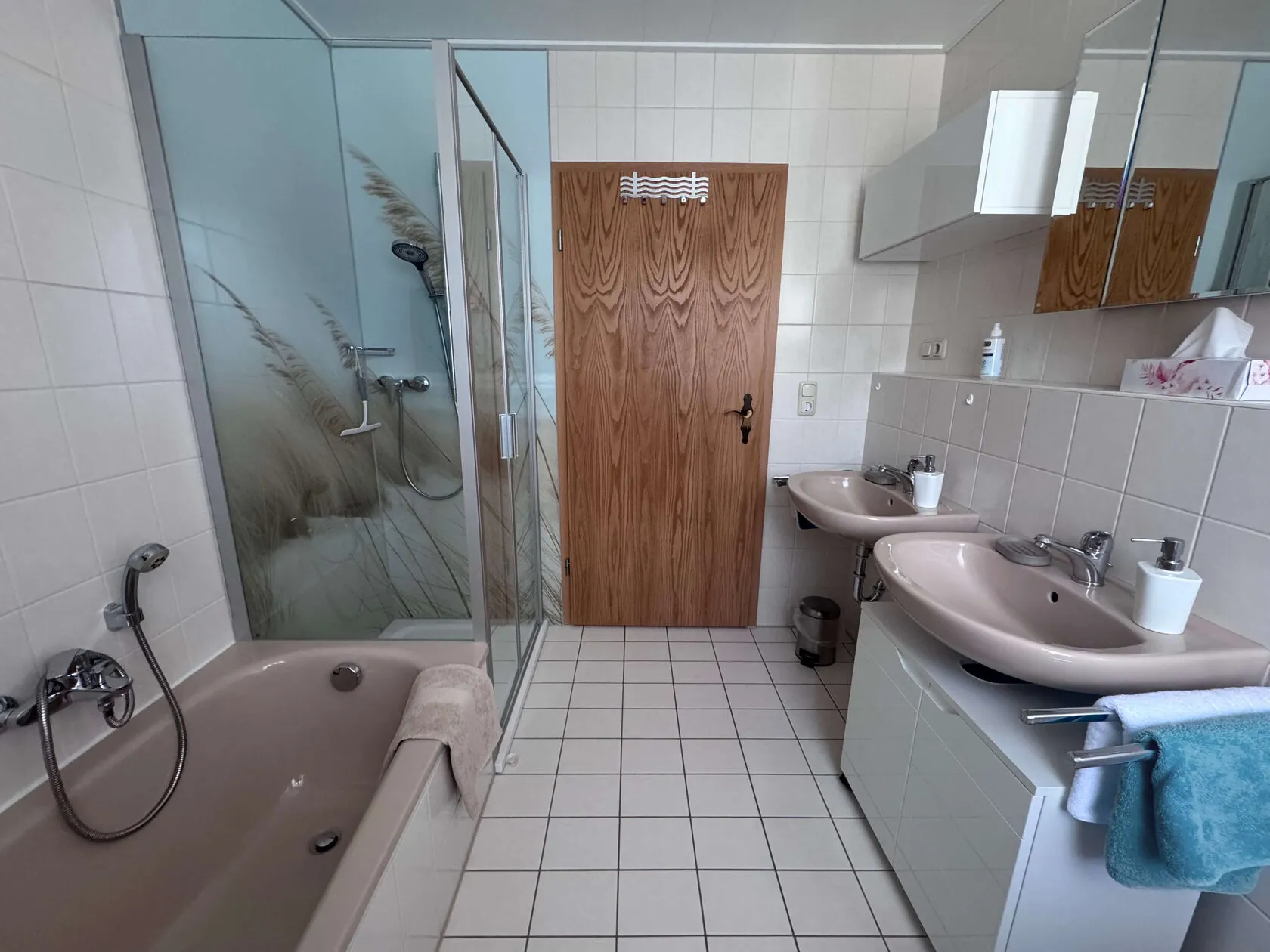 Bad mit Badewanne, Dusche und zwei Waschbecken.